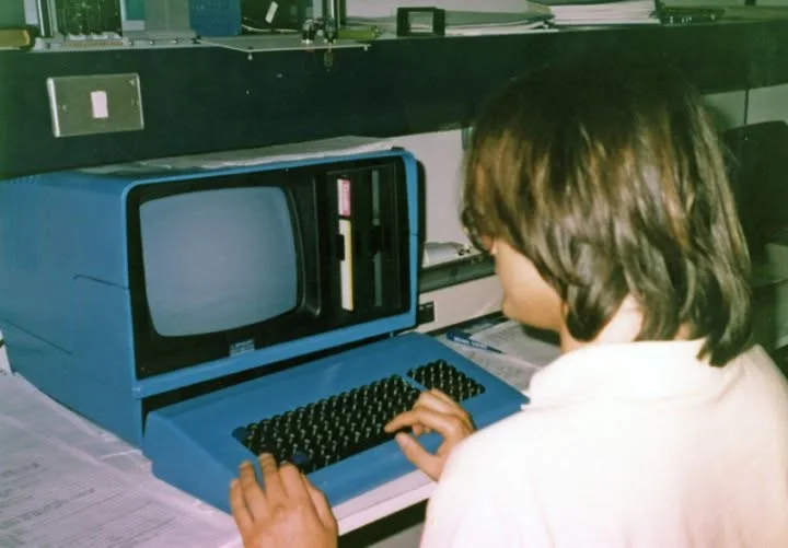 Il fondatore Salvo De Luca, da ragazzo, al suo primo computer progettato e costruito da sé, con processore Z80 e sistema operativo CP/M