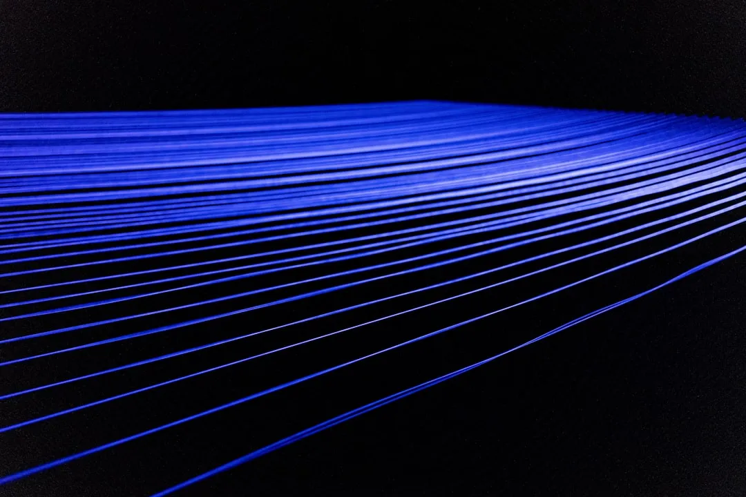 Linee di luce in fibra ottica su sfondo scuro